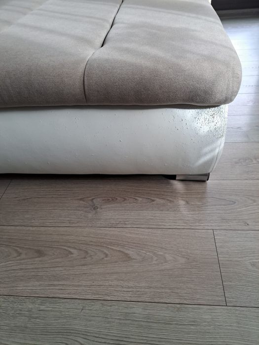 Coltar extensibil , spațios , alb cu maro