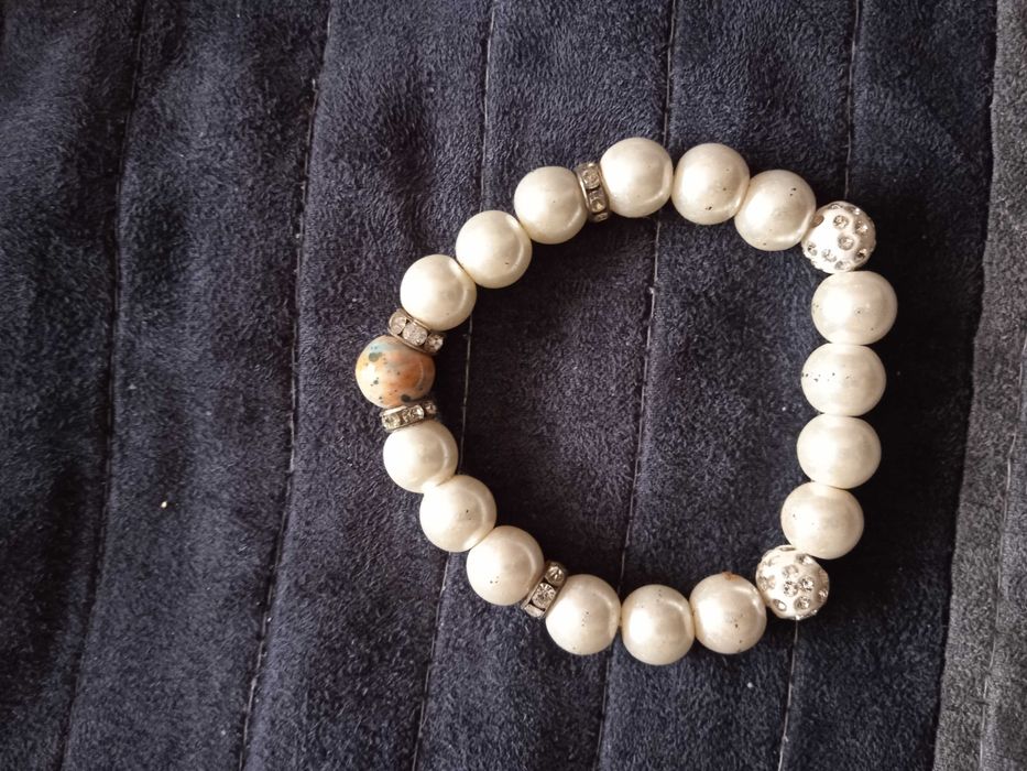 Дамска перлена гривна с камък