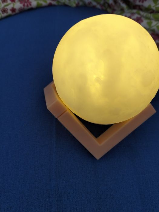 Lampa de veghe în formă de lună