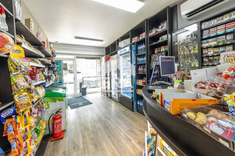 Оборудван, разработен, партерен магазин за продажба, с лице на оживена