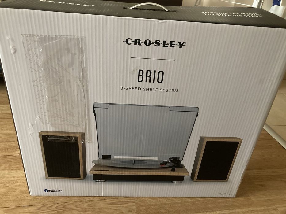 Нов грамофон Crosley Brio с колонки