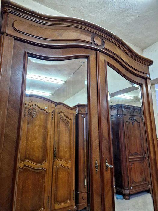 Елегантен двукрилен гардероб изработен от масивен орех