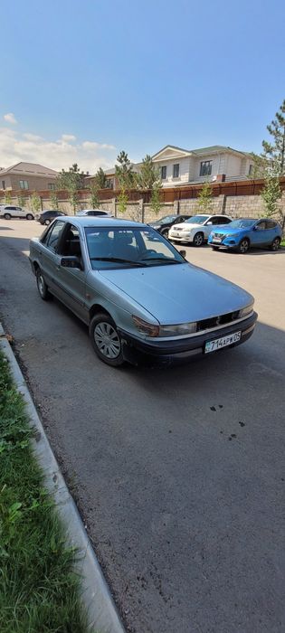 машина Mitsbishi Lancer