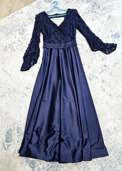 Платье нарядное, размер М