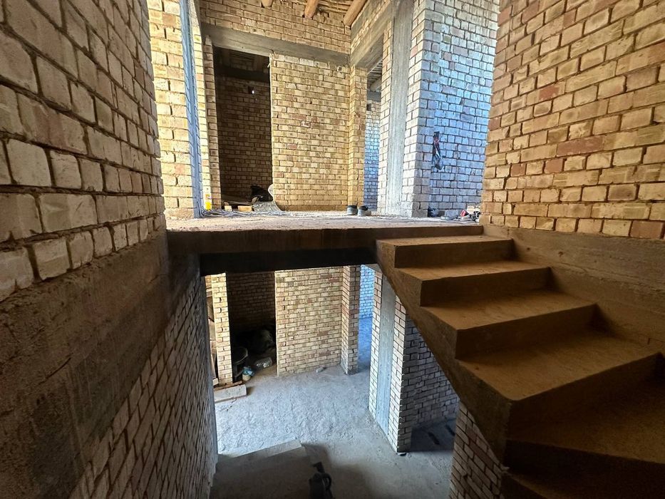 Eshonguzar bekbaraka dom orqasida ikki sotik uch qavat karobka