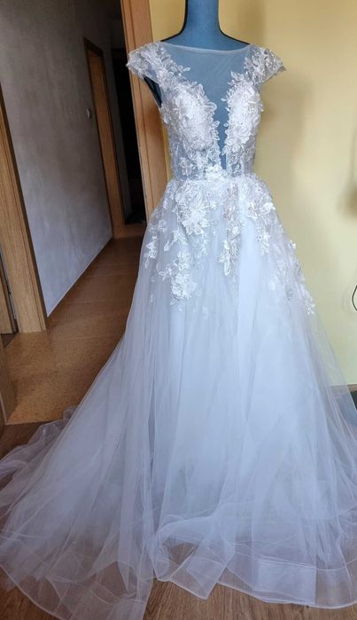 Дантелена сватбена / булчинска рокля с флорални детайли