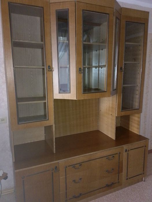 Стенка коричневого цвета