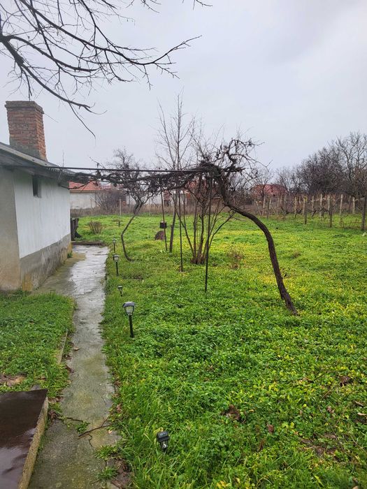 Продава къща с двор