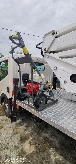 Servicii Profesionale De Spălat Panouri Fotovoltaice La Înălțime