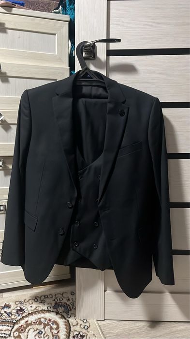 Продам костюм тройка подростковый