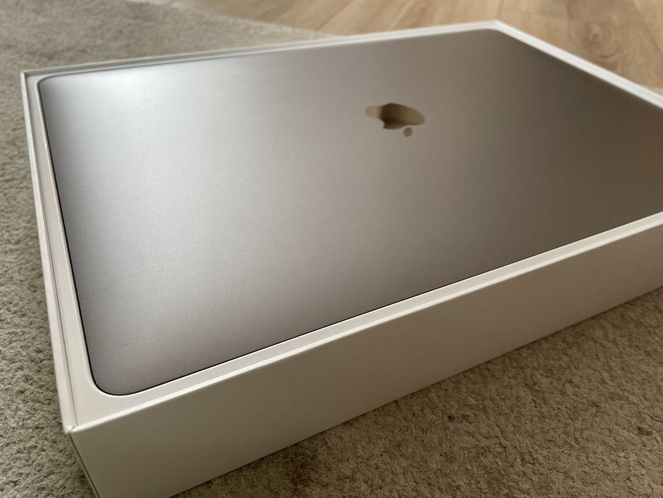 MacBook Pro 2019 cu Touch Bar i7 RadeonPro 555x 16GB RAM / 256GB SSD