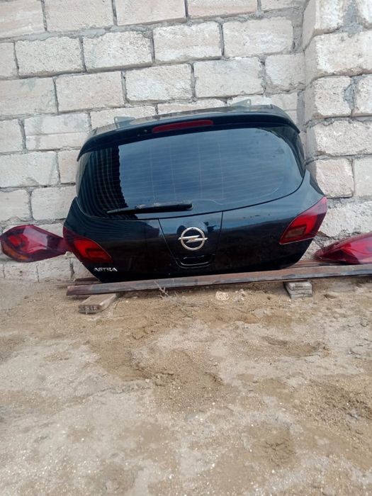 Opel Astra багажник с фарами