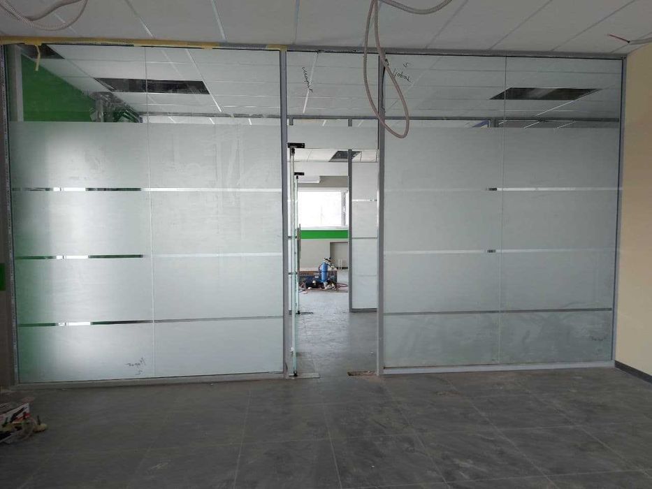 Стеклянные перегородки,двери,витрины,душ кабины,зимние сады,