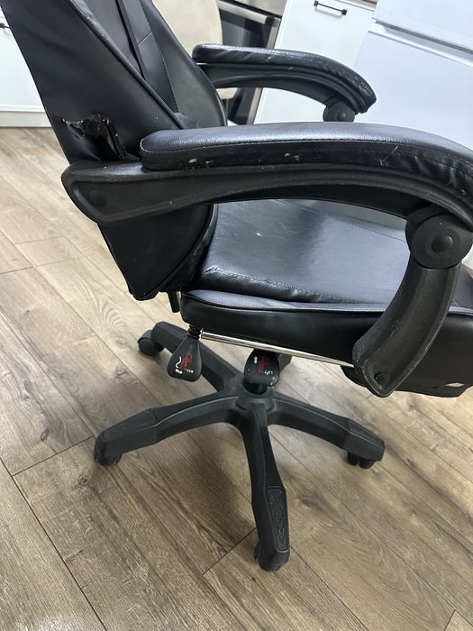 Чёрное игровое кресло