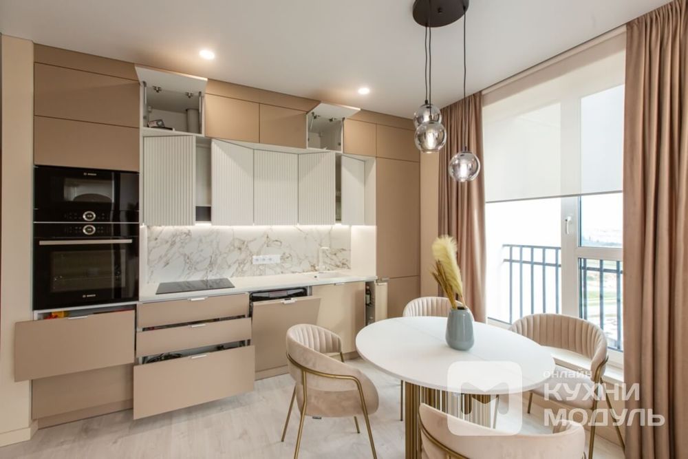 Прямая кухня под потолок в 3 яруса