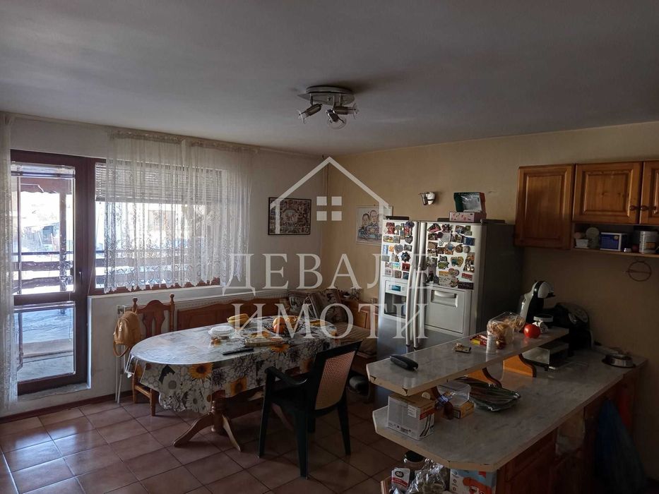 Продава се масивна двуетажна къща с гараж в гр. Мартен