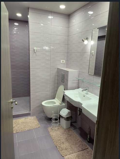 Дава се под наем Тристаен апартамент в Варна, Център - 160 кв.м за 1100 € - Снимка #11