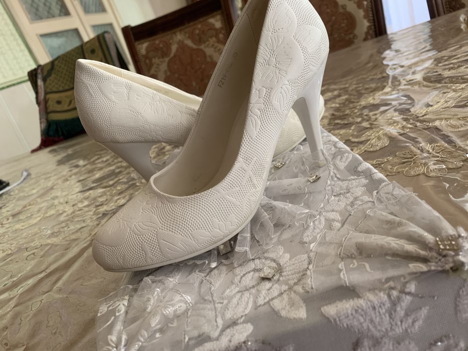 Oq tufli    Judda. Chiroyli