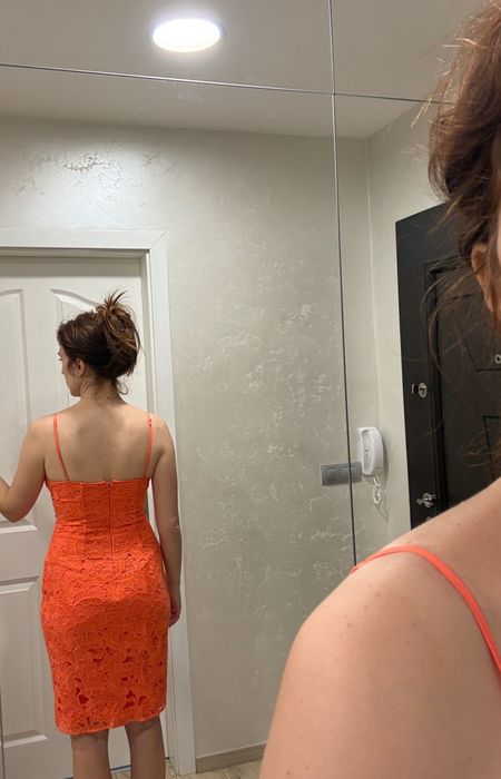 Рокля Guess в цвят корал