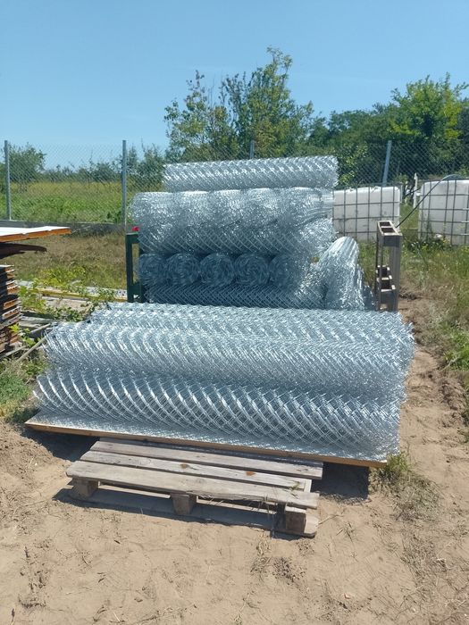 Изграждане на ограда (оградна мрежа ,тел )и септични ями!