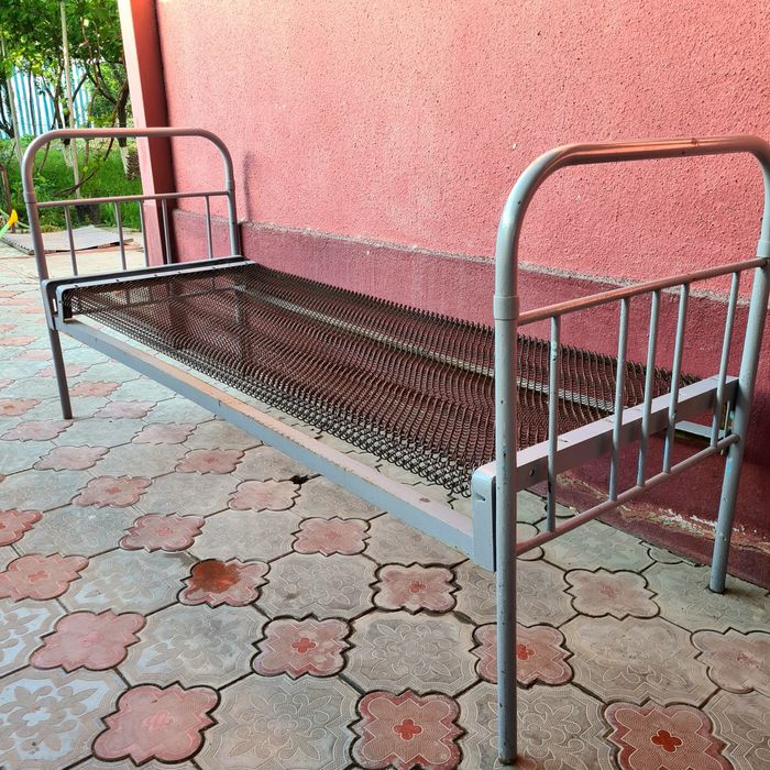 Железный кровать