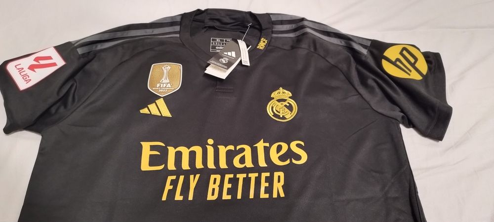 Echipament complect tricou și pantaloni scurți Real Madrid .