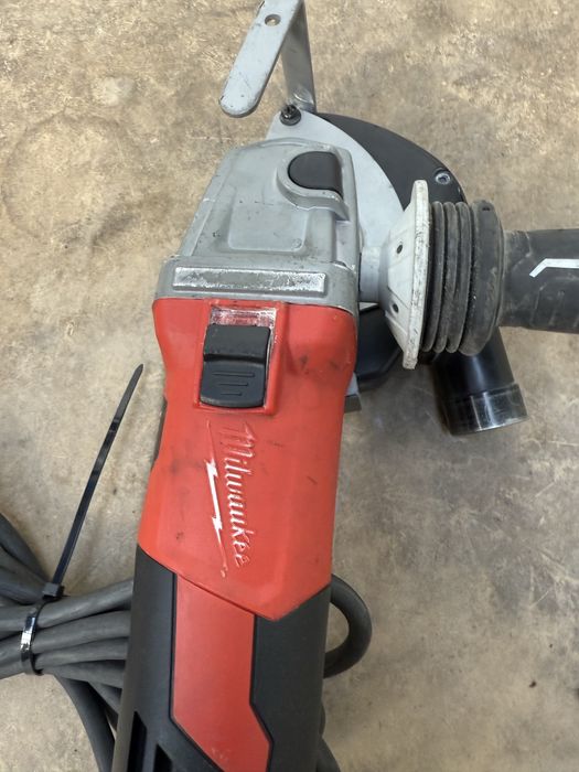 Polizor unghiular cu dispozitiv de aspirare milwaukee AGV15-125XC