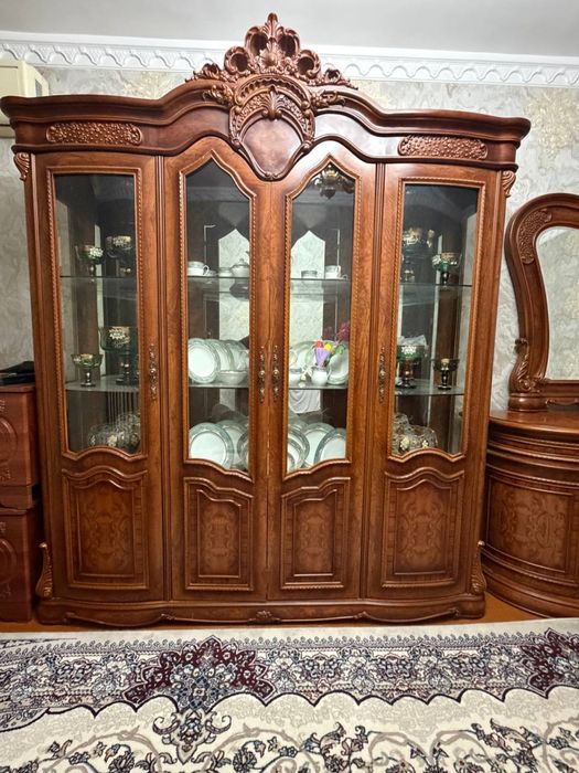 Шкаф витрина + комод с зеркалом, классическая мебель состаяние 10/10