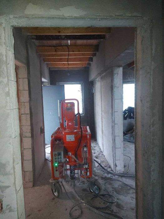 Echipa Meseriasi, specializați in: Constructii Case (Roșu, gri, cheie)