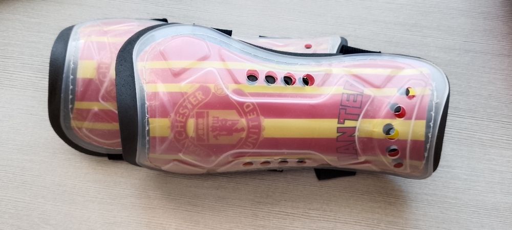 Футбольные перчатки и щитки