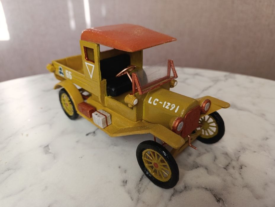 Модель военного грузовика.