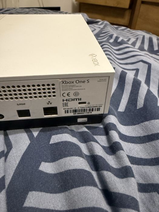 Xbox one S 1T + 2 manete+ jocuri