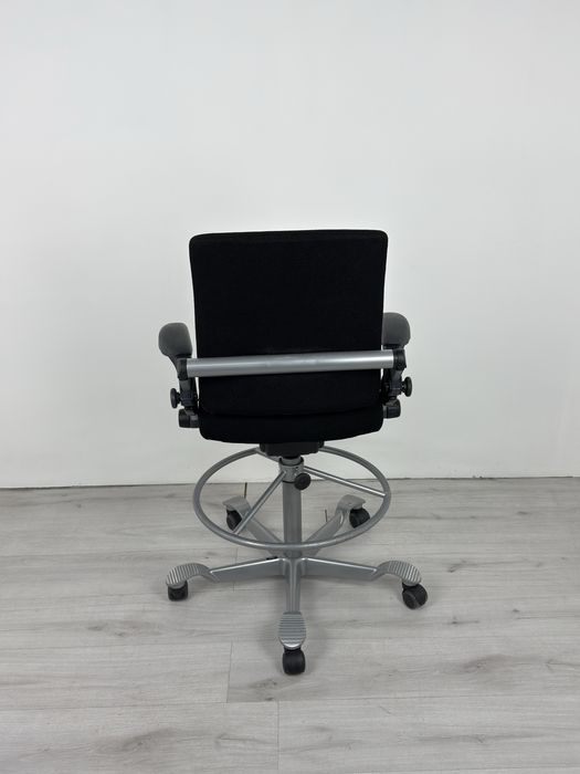 Въртящ се офис стол HAG, с черен плат Алуминийева звезда обзавеждане