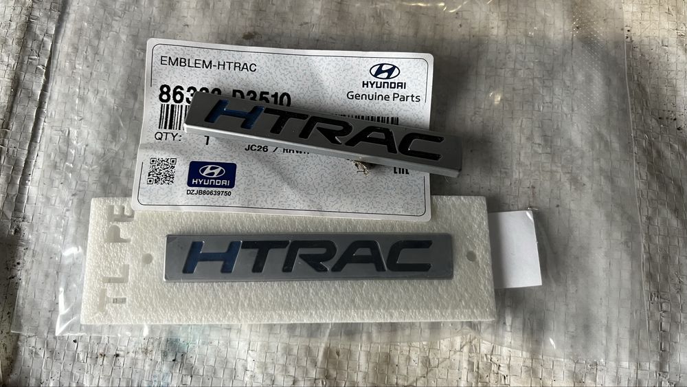 2 броя метални табелки за Hyundai “HTRAC”