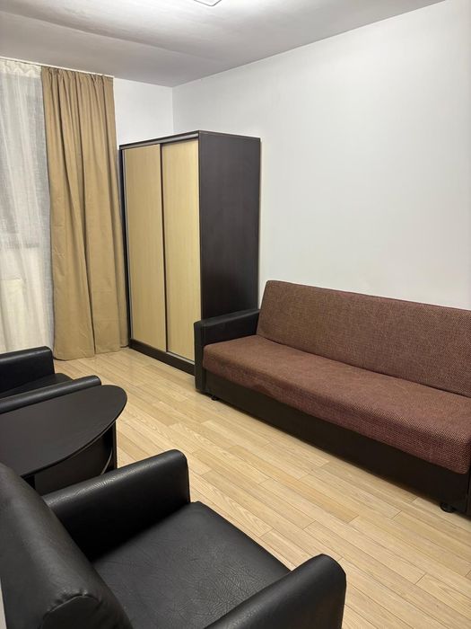 Inchiriez apartament la mansarda.