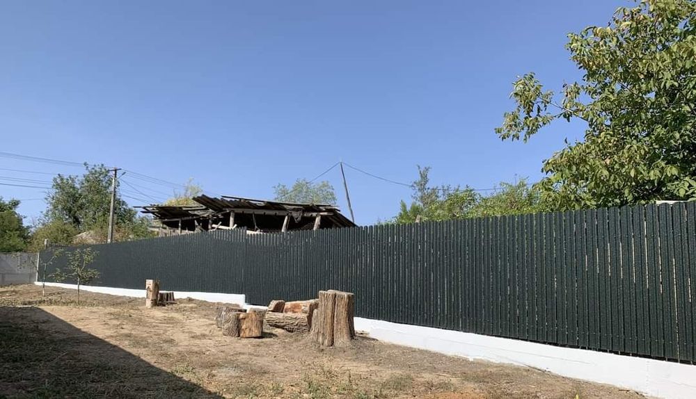 Garduri si porti din sipca metalica, panouri stil jaluzele, tabla cutata, plasa bordurata si alte modele