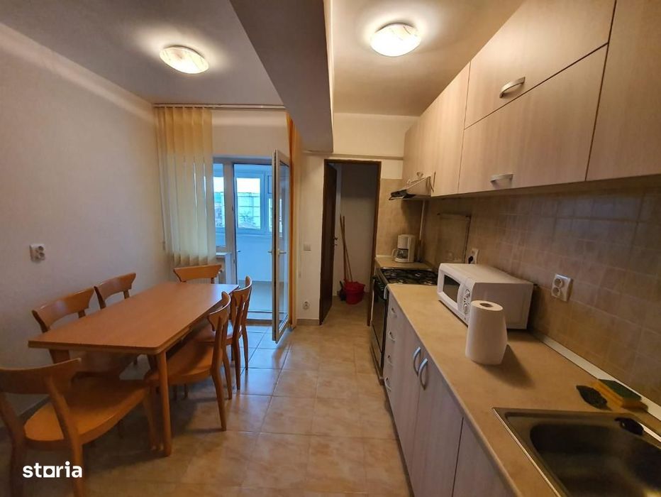 De vanzare Apartament 4 camere cu scara interioara, zona Centru.