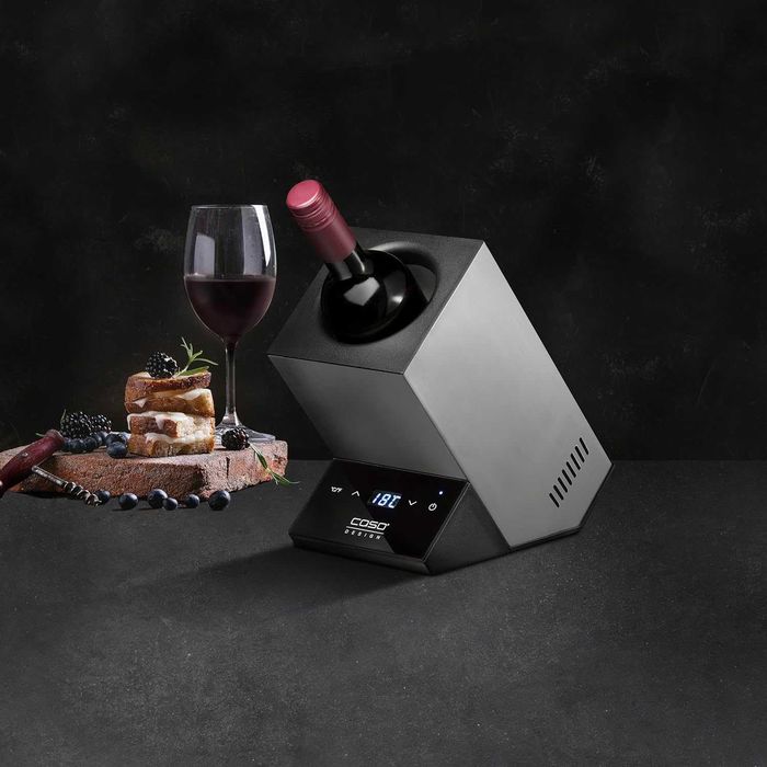Охладител за вино CASO WineCase One Inox Design за една бутилка, температурен диапазон от 5-18°C, за бутилки с диаметър до 9 см, сензорно управление