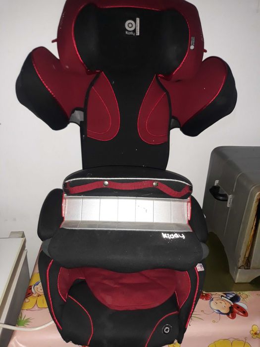 Детско столче за кола с удобна масичка