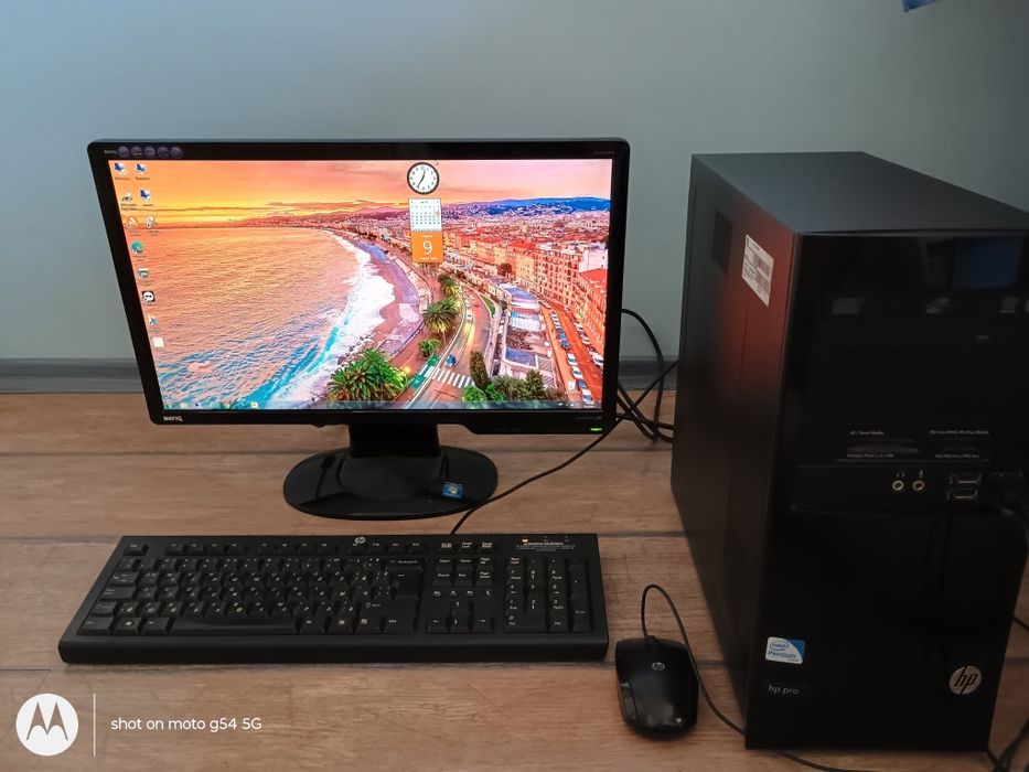 Напълно запазен настолен компютър HP, с качествен Full HD монитор BENQ ET 0026 NA, 21,5 инча, hp клавиатура и мишка, кабели