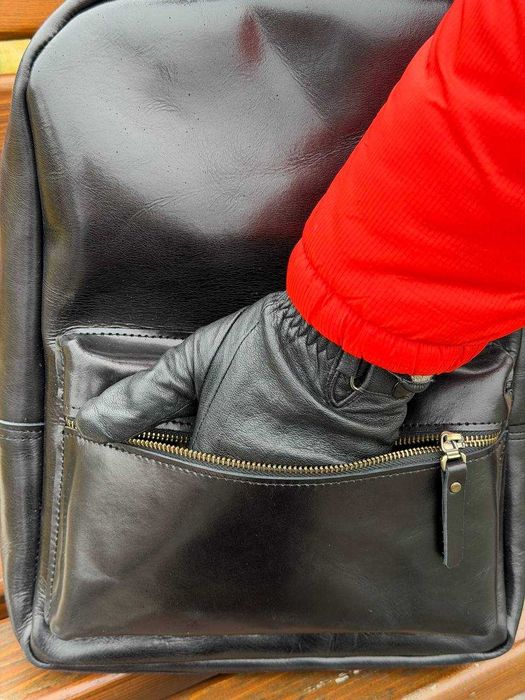 Rucsac pentru laptop fabricat din piele naturală lucioasă. Rucsac din piele naturală. Rucsac pentru laptop. Leather laptop backpack