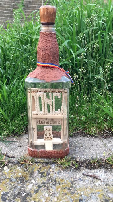 Sticle cu sculptura din lemn