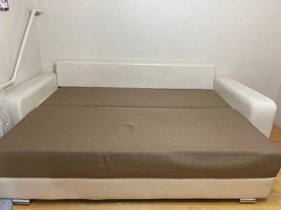 Продается диван двухместный