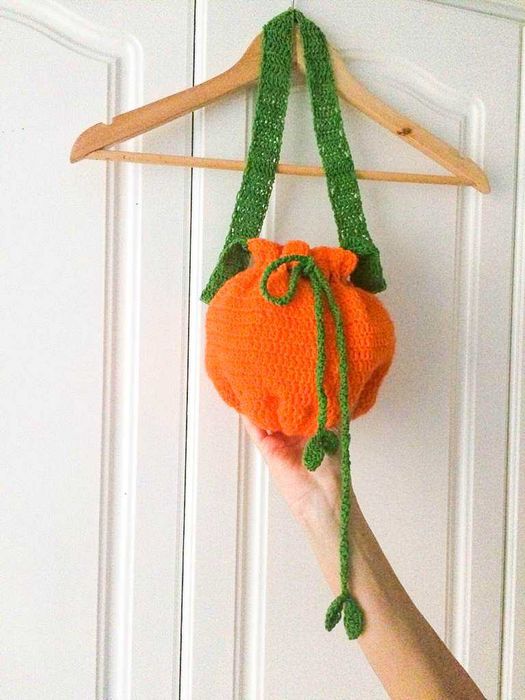 Hăinuțele tricotate și croșetate manual.