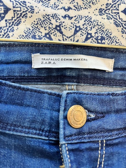 Blugi Zara cu talie inalta.