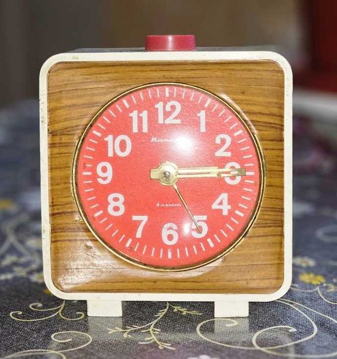 Часы-будильник "Янтарь"