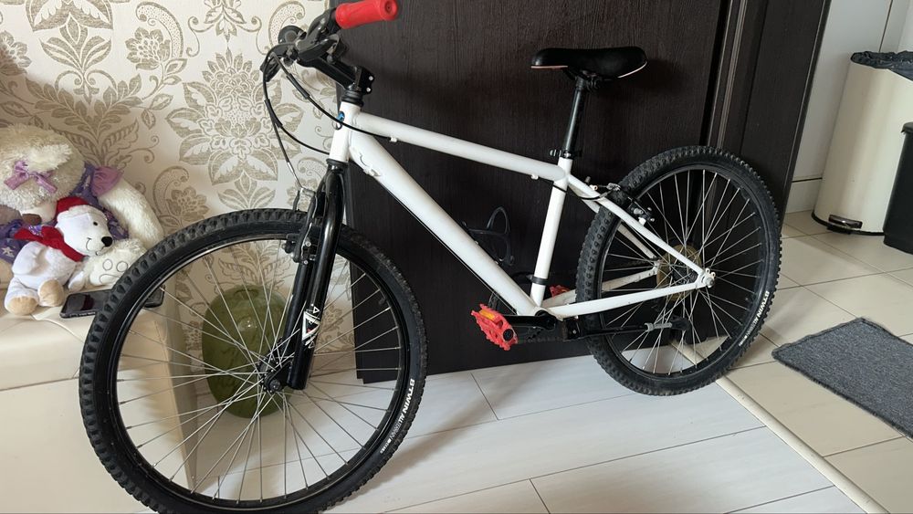 Vand 2 bicicleta  aia cu verde 600 ron si aia alba 450 ron