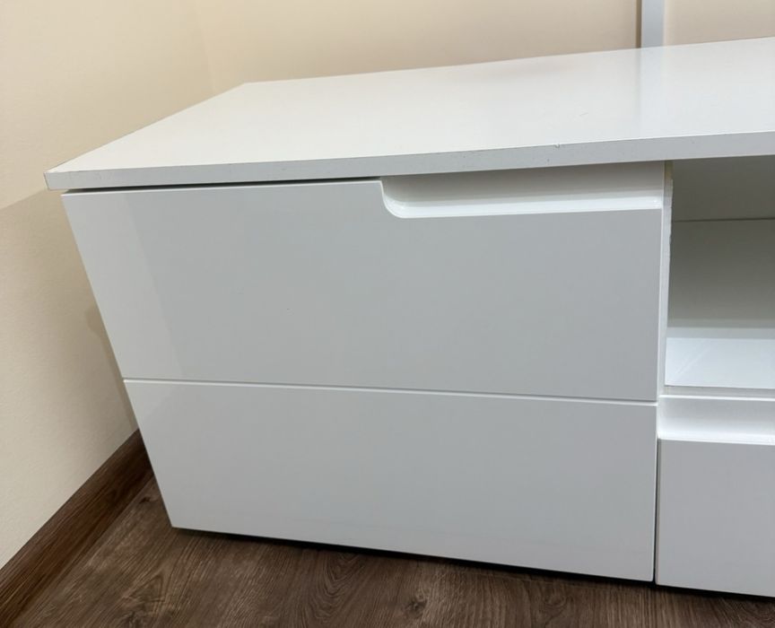 Телевизионен шкаф