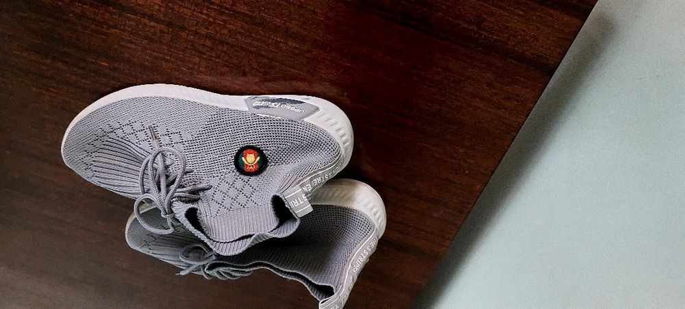 Серые дышащие кроссовки