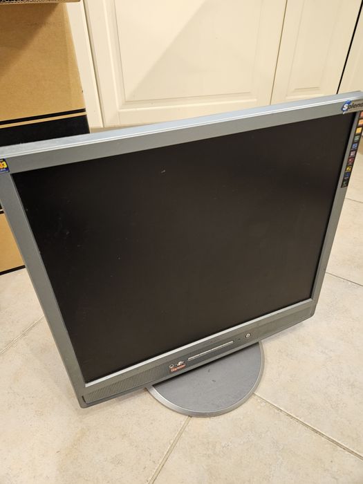 19-инчов монитор за компютър